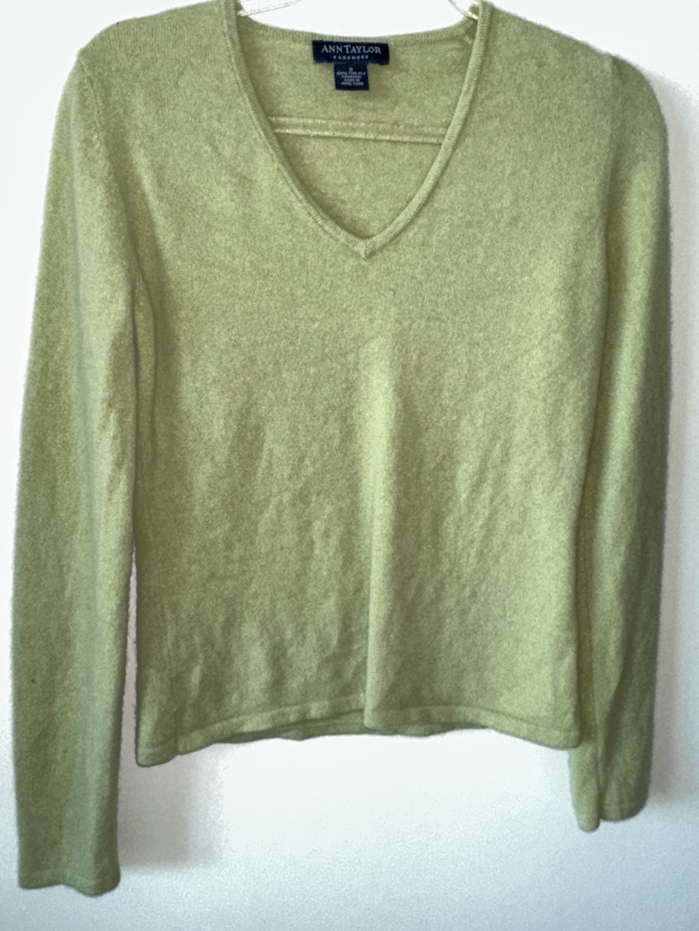Ann Taylor 100% cashmere Linen-Blend V-Neck Sweater in Light Green - Picture 6 of 7